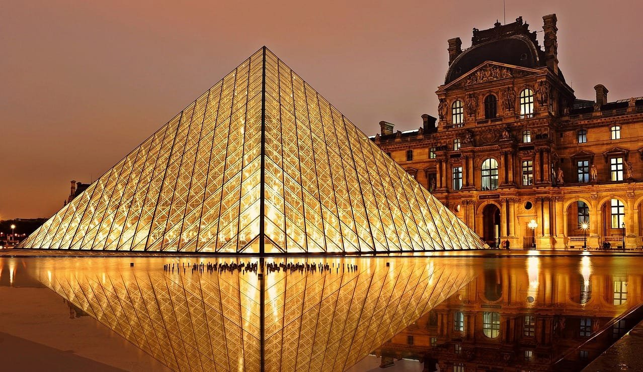 Explorar o Museu do Louvre e ver a icônica Mona Lisa