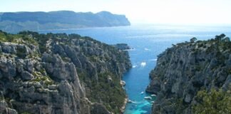 Explorar as Calanques de Marselha, formações rochosas banhadas pelo mar azul-turquesa