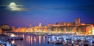 Provar a tradicional bouillabaisse (sopa de frutos do mar) em Marselha