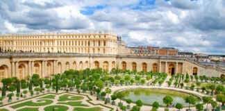 Explorar o Palácio de Versalhes e seus jardins exuberantes