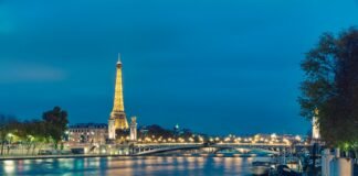 Navegar pelo Rio Sena em um jantar romântico