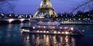 Navegar pelo Rio Sena em um cruzeiro noturno e ver Paris iluminada