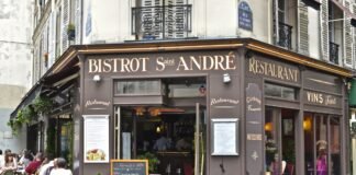 Jantar em um bistrô parisiense e provar um clássico boeuf bourguignon