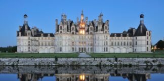 Visitar os castelos do Vale do Loire, como Chambord, Chenonceau e Amboise