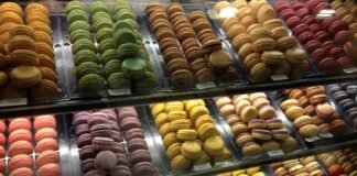 Visitar uma autêntica pâtisserie e experimentar croissants e macarons